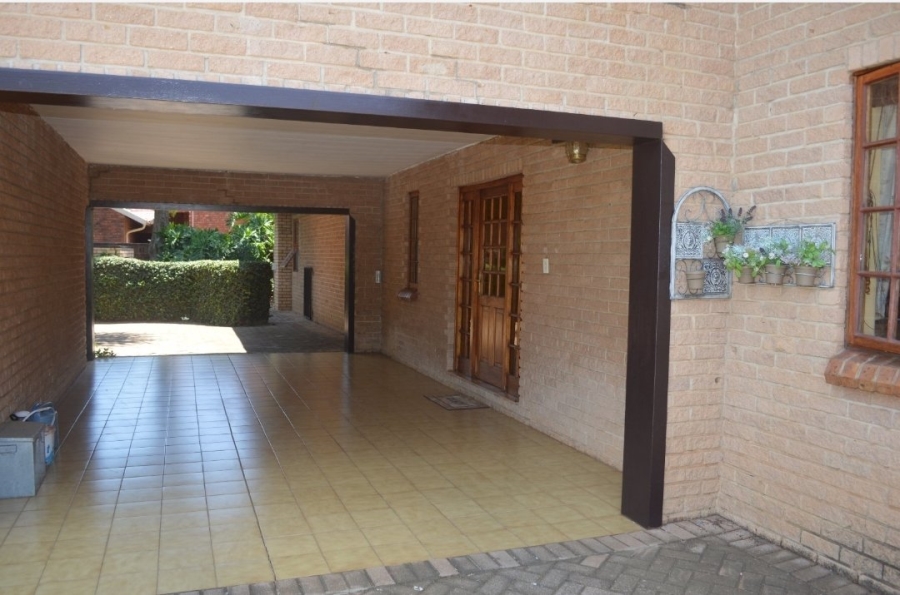 5 Bedroom Property for Sale in Wilkoppies North West